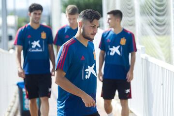 Óscar Rodríguez (22 de junio de 1998, Talavera de la Reina) ha sido convocado tras sus 2 buenas temporadas en el Leganés, donde estuvo cedido por el Real Madrid. El talaverano llegó en 2009, con 11 años, a La Fábrica, donde destacó en todas las categorías y llegó a debutar con el primer equipo, dirigido por Zidane, siendo titular en la vuelta de dieciseisavos de la Copa del Rey de 2017 contra el Fuenlabrada. En sus 2 temporadas con el Leganés ha jugado 60 partidos anotando 11 goles, el primero contra el Barça en Butarque, y 6 asistencias. En las categorías inferiores de la Selección disputó la Euro sub-17 (2015) cayendo en cuartos de final. Jugó en la sub-17 y sub-19 y jugó un partido con la sub-21 en 2019.