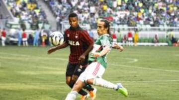 Valdivia intenta efectuar un remate ante Atlético Paranaense en el torneo pasado.