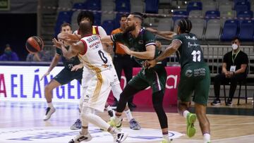 FranciS Alonso disputa un bal&oacute;n con Sulaiman.