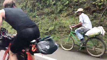 ?Un hombre supera a dos ciclistas profesionales en una subida!