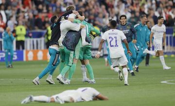 Los jugadores del Real Madrid celebran la victoria ante el Liverpool.
