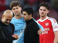 Mikel Arteta y Declan Rice (Arsenal) junto a Pep Guardiola y John Stones (Manchester City).