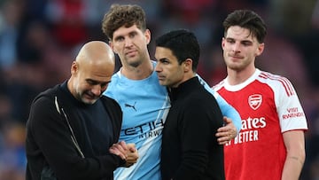Mikel Arteta y Declan Rice (Arsenal) junto a Pep Guardiola y John Stones (Manchester City).