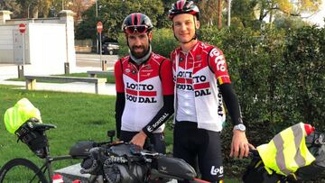 Thomas De Gendt y Tim Wellens posan antes de iniciar su viaje de vuelta de Lombard&iacute;a a B&eacute;lgica en el que completar&aacute;n 1.000 kil&oacute;metros en seis d&iacute;as.