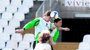 <b>PREPARADO. </b>Marcano pugna con Zigic en el entrenamiento.