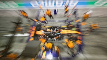 Piastri, hace una parada con el McLaren durante los test de Bahréin.