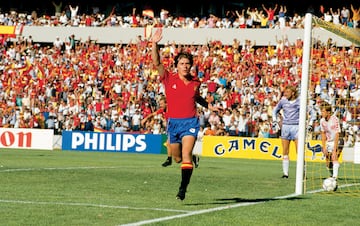 Equipación de la Selección Española entre 1985 y 1987. Famosa celebración de Butragueño tras marcar cuatro goles a Dinamarca en 1986.