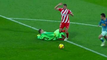 Momento del penalti de Oblak a Stuani.