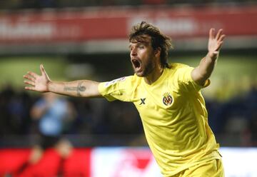 El jugador argentino llegó cedido al Mallorca donde jugó durante seis meses. En el 2012, tras quedar libre, fichó por el Villarreal.