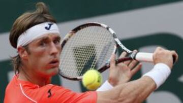 Daniel Gimeno-Traver ataca de revés la bola.