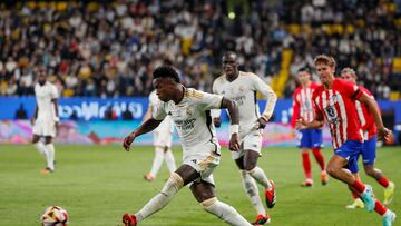 RIAD (ARABIA SAUDÍ), 10/01/2024.- El delantero brasileño del Real Madrid, Vinicius Junior, golpea el balón durante el encuentro de semifinales de la Supercopa de España entre Real Madrid y Atlético de Madrid, este miércoles en el estadio Al Awwal Park en Riad, Arabia Saudí. EFE / Juan Carlos Cárdenas.
