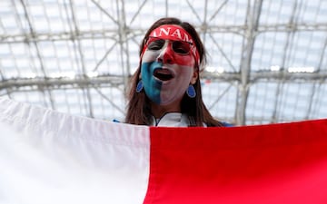 Hincha panameña con la bandera de su selección antes del partido contra Bélgica.