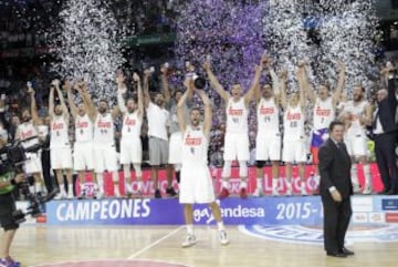 El Real Madrid, campeón de Liga Endesa. Felipe Reyes levantando el trofeo de campeones.