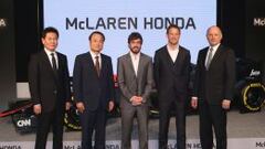 Los responsables de Honda, Yasuhisa Arai,Takanobu Ito, los pilotos Fernando Alonso y Jenson Button, y Ron Dennis, de McLaren.
