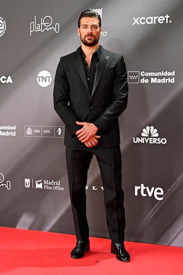 Simone Susinna posa en la alfombra roja. 