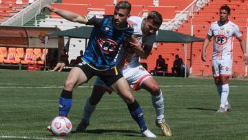 Futbol, Cobresal vs Huachipato.
Fecha 18, campeonato nacional 2021.
El jugador de Cobresal Eduardo Farias , derecha, disputa el balón contra Walter Mazzantti de Huachipato durante el partido por primera division realizado en el estadio El
