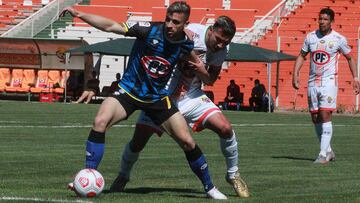 Futbol, Cobresal vs Huachipato.
 Fecha 18, campeonato nacional 2021.
 El jugador de Cobresal Eduardo Farias , derecha, disputa el bal&Atilde;&sup3;n contra  Walter Mazzantti de Huachipato durante el partido por primera division realizado en el estadio El 