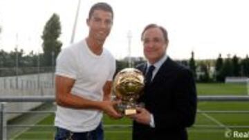 Cristiano entregó a Florentino una réplica del Balón de Oro