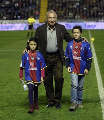 Antonio Calpe, con sus nietos, hizo el saque de honor en un partido entre el Levante y el Real Madrid en 2011. 