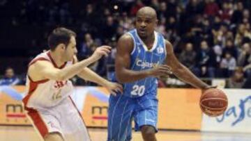 El base b&uacute;lgaro del Cajasol, Roderick Blakney (d), intenta superar al base del CAI Zaragoza Pedro Llompart, durante el partido correspondiente a la 21&ordf; jornada de la Liga Endesa de baloncesto disputado hoy por ambos conjuntos. 