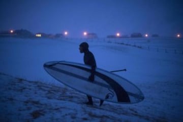 La leyenda del surf, Tom Carroll, disfruta como un niño en el Ártico