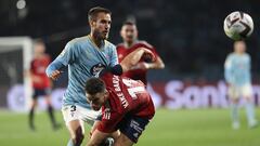 El defensa del Celta Óscar Mingueza disputa el balón ante el centrocampista de Osasuna Kike Barja durante el partido correspondiente a la decimotercera jornada de LaLiga entre el Real Celta de Vigo y el Club Atlético Osasuna disputado este sábado en el estadio de Balaídos, en Vigo.