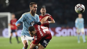 El defensa del Celta Óscar Mingueza disputa el balón ante el centrocampista de Osasuna Kike Barja durante el partido correspondiente a la decimotercera jornada de LaLiga entre el Real Celta de Vigo y el Club Atlético Osasuna disputado este sábado en el estadio de Balaídos, en Vigo.