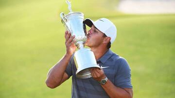 Brooks Koepka besa el trofeo de campe&oacute;n del U.S. Open 2018 en el Shinnecock Hills Golf Club de Southampton, New York.