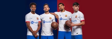 El club catalán ha presentado la que será la segunda equipación para la temporada 23/24. La camiseta, que se presenta en el marco de la campaña lanzada por el Club “Aquí, para abrir camino”, presenta un diseño rompedor que rinde homenaje a la historia del Barça y a una camiseta que vistió Johan Cruyff, precursor del estilo de juego del FC Barcelona