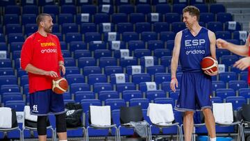 Marc Gasol y Pau Gasol, en el primer entrenamiento de la Selecci&oacute;n en Madrid, en el WiZink Center el 27 de junio de 2021, para preparar los Juegos Ol&iacute;mpicos de Tokio.