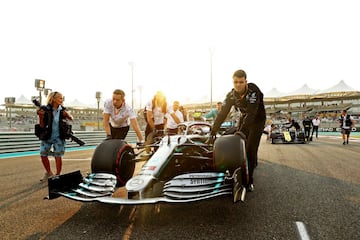 El monoplaza de Lewis Hamilton es llevado a la parrilla de salida. 
