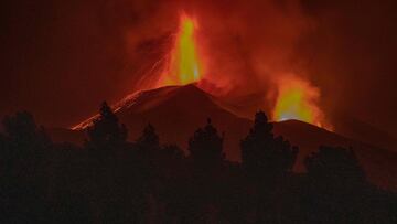 In this handout photograph taken and released by the Spanish Military Emergency Unit (UME) on November 1, 2021, the Cumbre Vieja volcano is still spewing lava and ash, at night, on the Canary island of La Palma. - It has been more than a month since Cumbre Vieja began erupting, forcing more than 6,000 people out of their homes as the lava burnt its way across huge swathes of land on the western side of La Palma. (Photo by Luismi Ortiz / UME / AFP) / RESTRICTED TO EDITORIAL USE - MANDATORY CREDIT "AFP PHOTO / LUISMI ORTIZ / SPANISH MILITARY UNIT (UME) " - NO MARKETING - NO ADVERTISING CAMPAIGNS - DISTRIBUTED AS A SERVICE TO CLIENTS