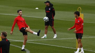 Mario Hermoso y João Félix se ejercitan con Simeone de fondo en un entrenamiento.