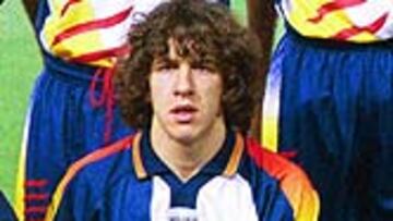 Puyol posa con la camiseta cuatribarrada antes del Cataluña-Chile disputado en diciembre.