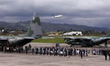 El cortejo fúnebre salió del aeropuerto Olaya Herrera y dejó una estela de tristeza y vacío por las calles de Medellín en donde dieron el último adiós a los campeones del Chapecoense, los campeones de la prensa y los campeones de la tripulación. ¡Que tengan buen viaje amigos!