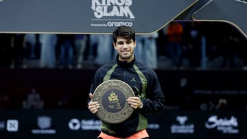 Carlos Alcaraz, con su trofeo de segundo clasificado del Six Kings Slam.