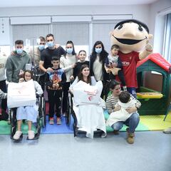 Jugadores y directivos de Osasuna visitan a niños ingresados en el Hospital Universitario de Navarra