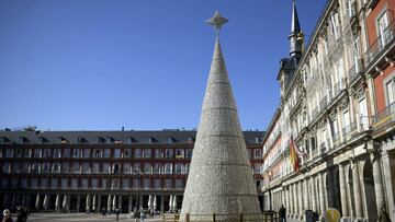 El &aacute;rbol de Navidad adorna la Plaza Mayor, en Madrid