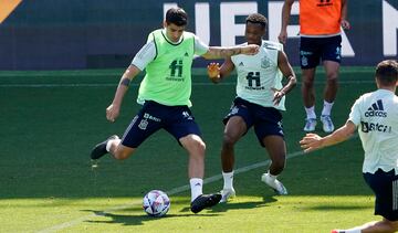 ?lvaro Morata junto a Ansu Fati.