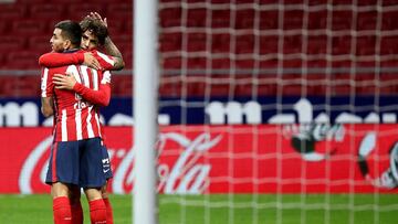 Jo&atilde;o F&eacute;lix y Correa se abrazan tras el 4-0 en el Atl&eacute;tico-C&aacute;diz, del primero a pase del segundo.