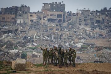 Soldados israelíes posan para una fotografía en el sur de Israel, en la frontera con la Franja de Gaza, el 19 de febrero. 