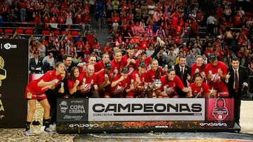 Las jugadoras del Casademont Zaragoza celebran la Copa de la Reina conquistada en el Príncipe Felipe.