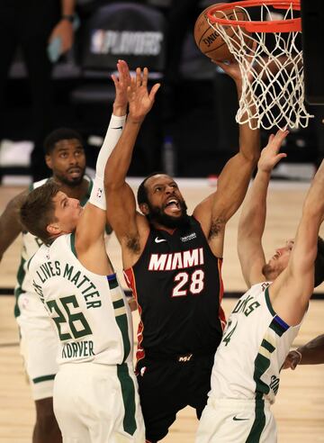 A partir de aquí los que no se creyesen aún a los Heat tuvieron que cambiar de idea. Los Bucks, mejor récord de la temporada regular y a priori gran favorito para pelear por el anillo en el Este, sucumbió con estrépito ante los de Miami, que aplicaron la misma fórmula que tan buen resultado le dio a los Raptors hace un año. Cerrar la zona y bloquear las entradas de Antetokoumpo. Con su mejor jugador desactivado, los Bucks se vieron perdidos. Enfrente, Jimmy Butler tuvo varias actuaciones decisivas en finales de partido, lo mismo que un Goran Dragic rejuvenicido.