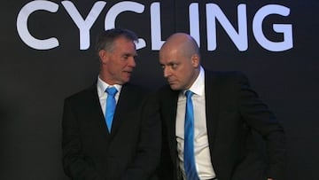 Dave Brailsford habla con Shane Sutton durante la presentaci&oacute;n del Sky para la temporada 2010.