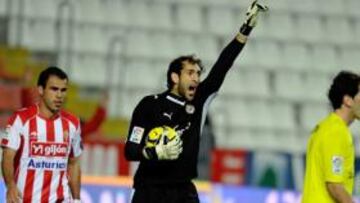 <b>ACERTADO. </b>Diego López detuvo dos penaltis en la visita al Sporting de Gijón.