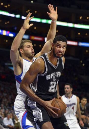 Tim Duncan sigue dando lecciones. Esta vez fue más decisivo que uno de los mejores ala-pívots jóvenes de la NBA, Tim Duncan.