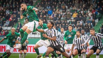 Erick Cabaco se eleva por encima del resto de jugadores en el partido entre el Racing de Ferrol y el Castellón en A Malata.