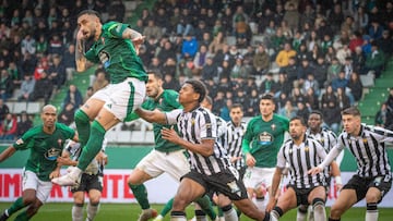 Erick Cabaco se eleva por encima del resto de jugadores en el partido entre el Racing de Ferrol y el Castellón en A Malata.