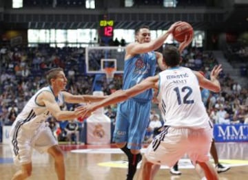 Derbi de 2013, Kuric entra a canasta ante Mirotic y Carroll.