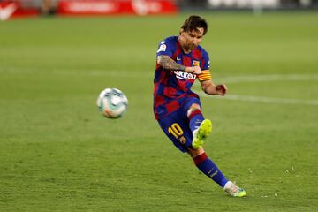 Leo Messi lanzando una falta directa.